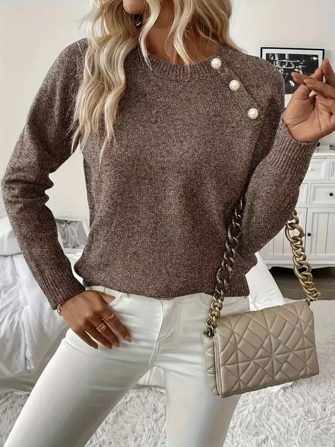 GÉRALDINE pull à boutons perlés silhouette