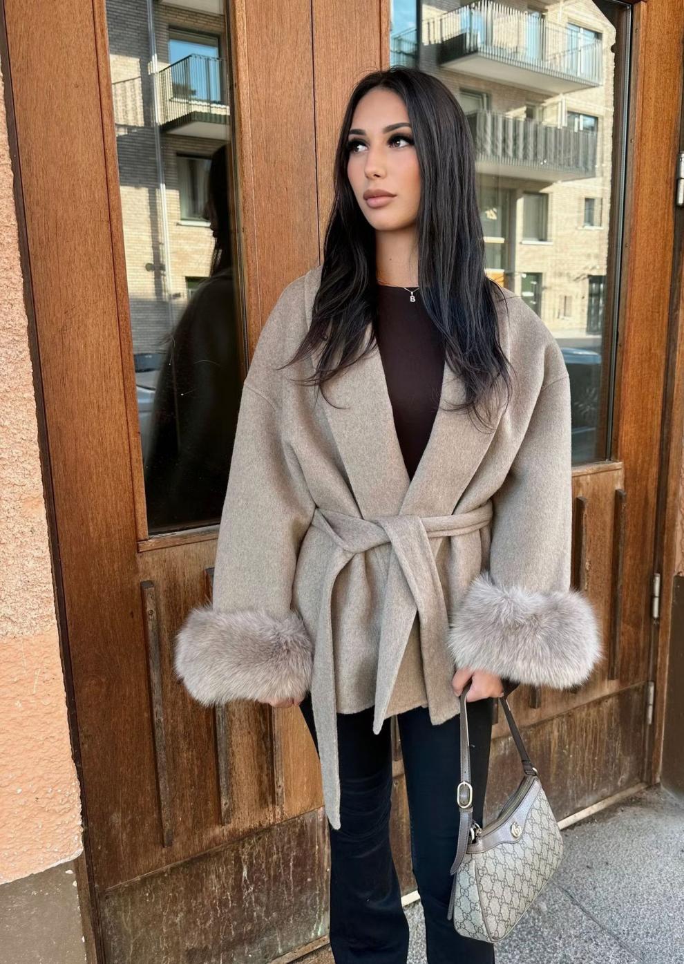 Manteau Ceinturé à Manches Fourrées