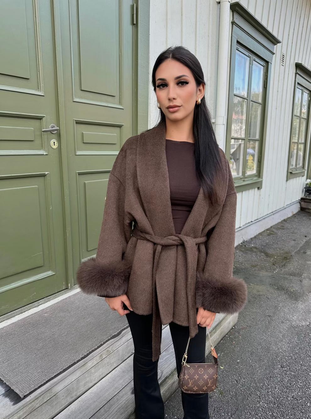Manteau Ceinturé à Manches Fourrées